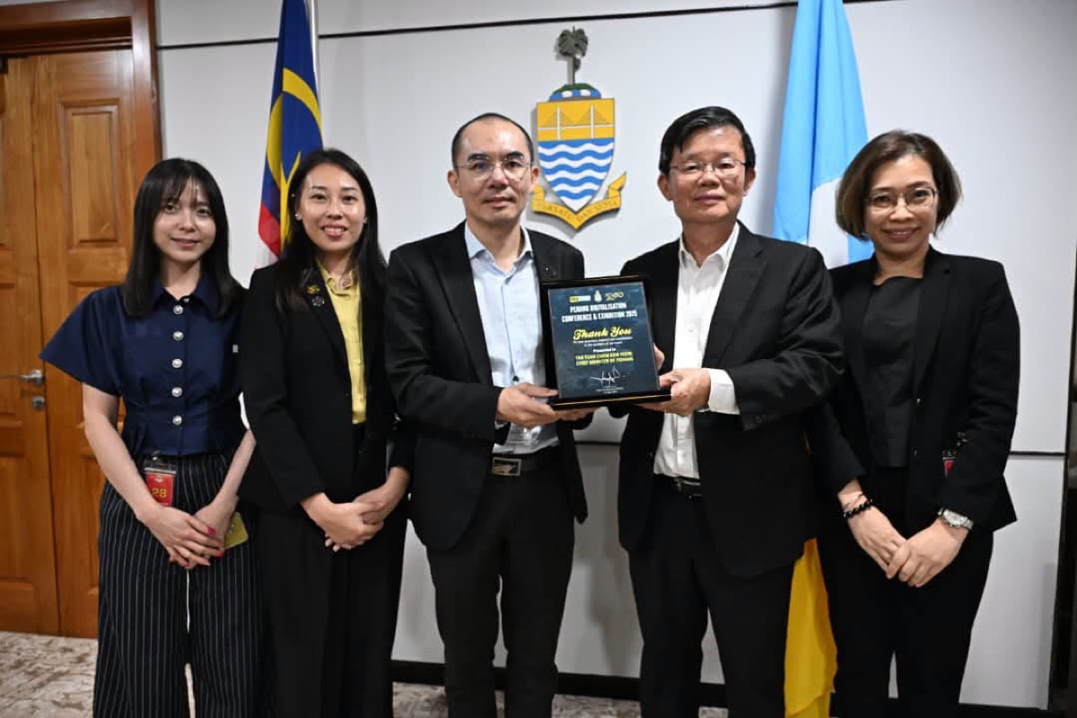 PDX2026 organising chairman Lukas Tan Jian Meng presents a token of appreciation to Penang Chief Minister Chow Kon Yeow at Komtar